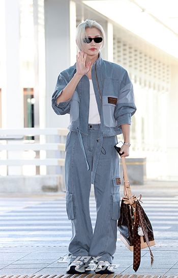 【フォト】Stray Kidsフィリックス オーラ際立つデニム・オン・デニム・コーデ