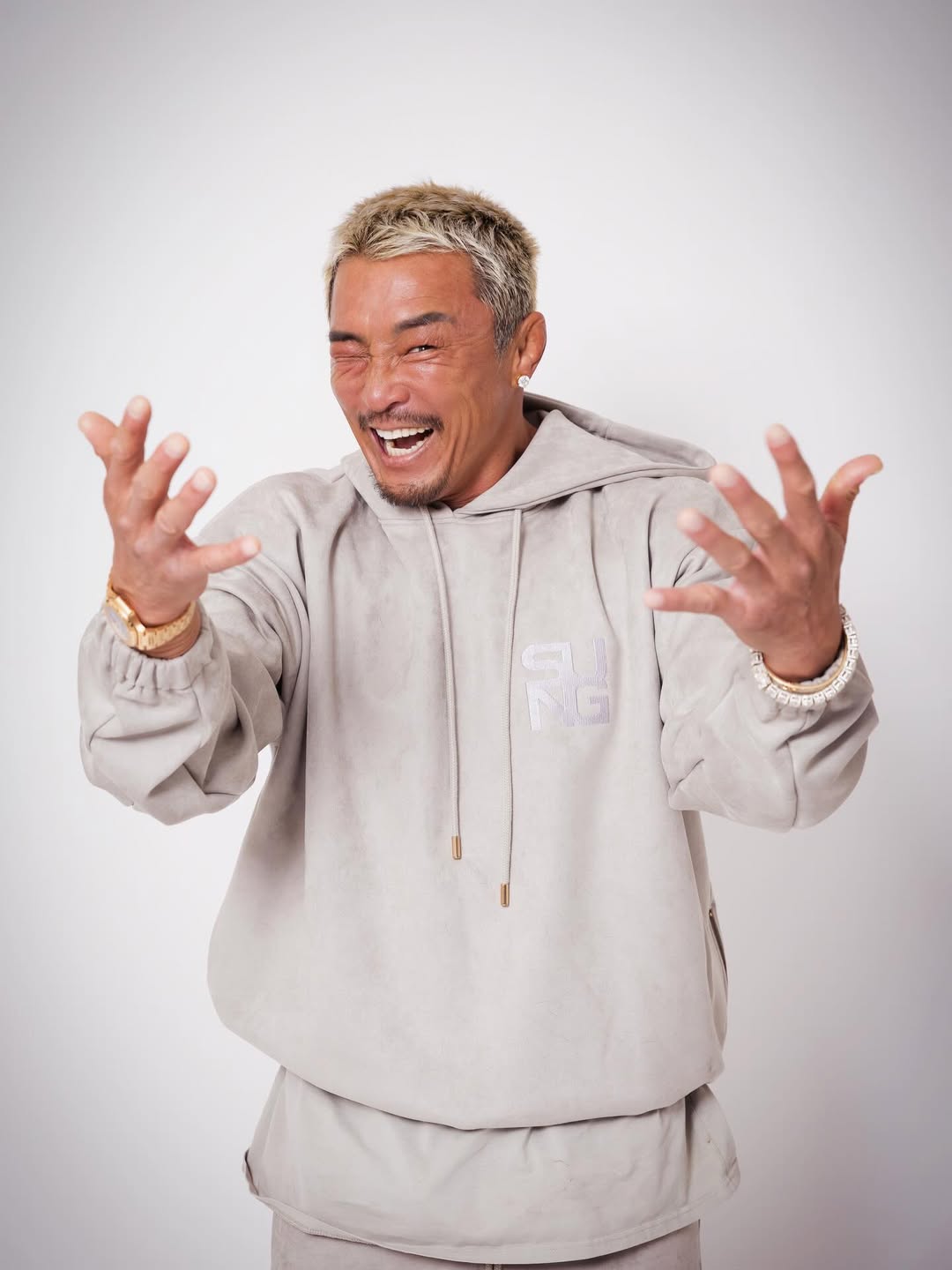 秋山成勲　生前遺影を公開「『俺の葬式によく来てくれたね』という表情で」