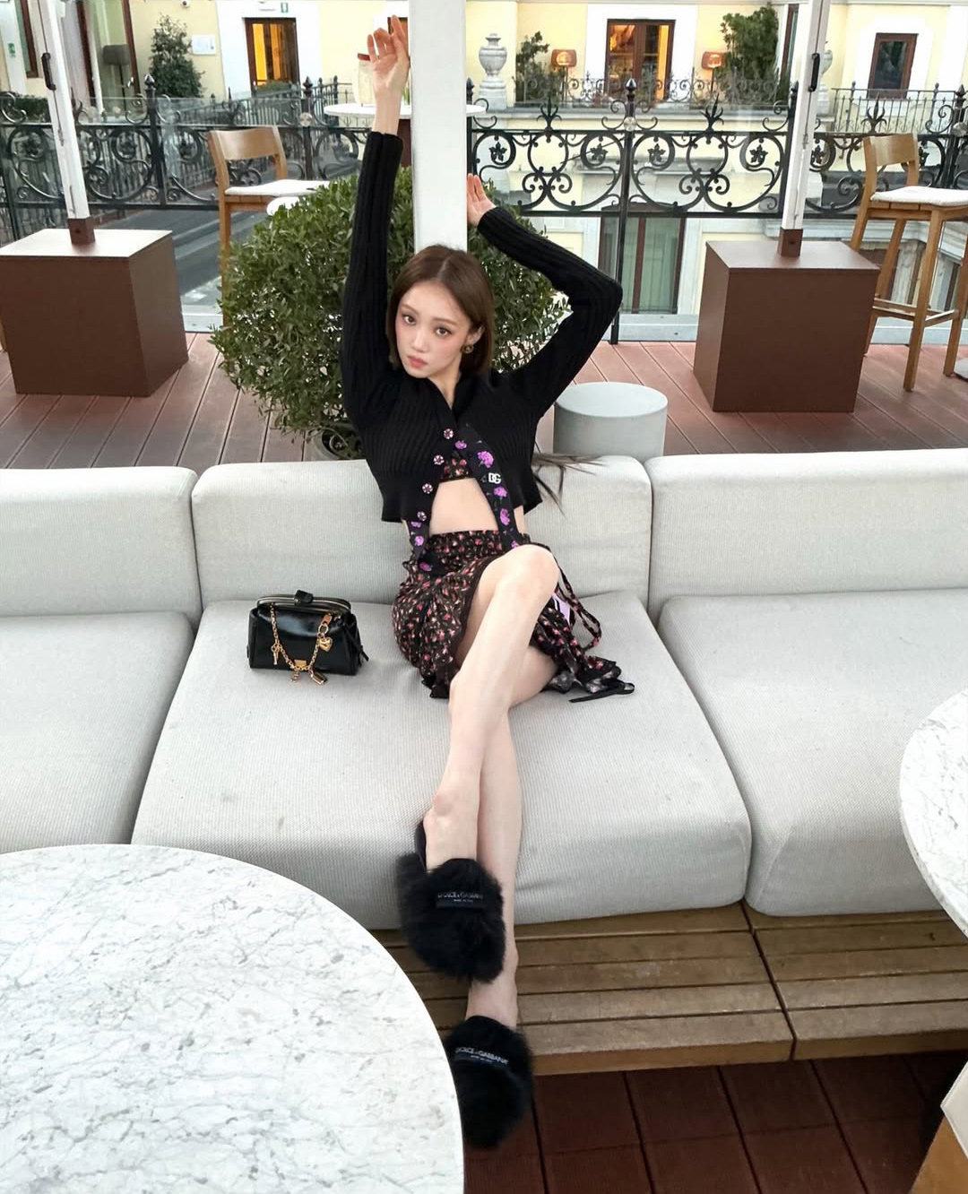 イ・ソンギョン　「ウエストちらり×足組み」ポーズにドキッ…ミラノから近況報告