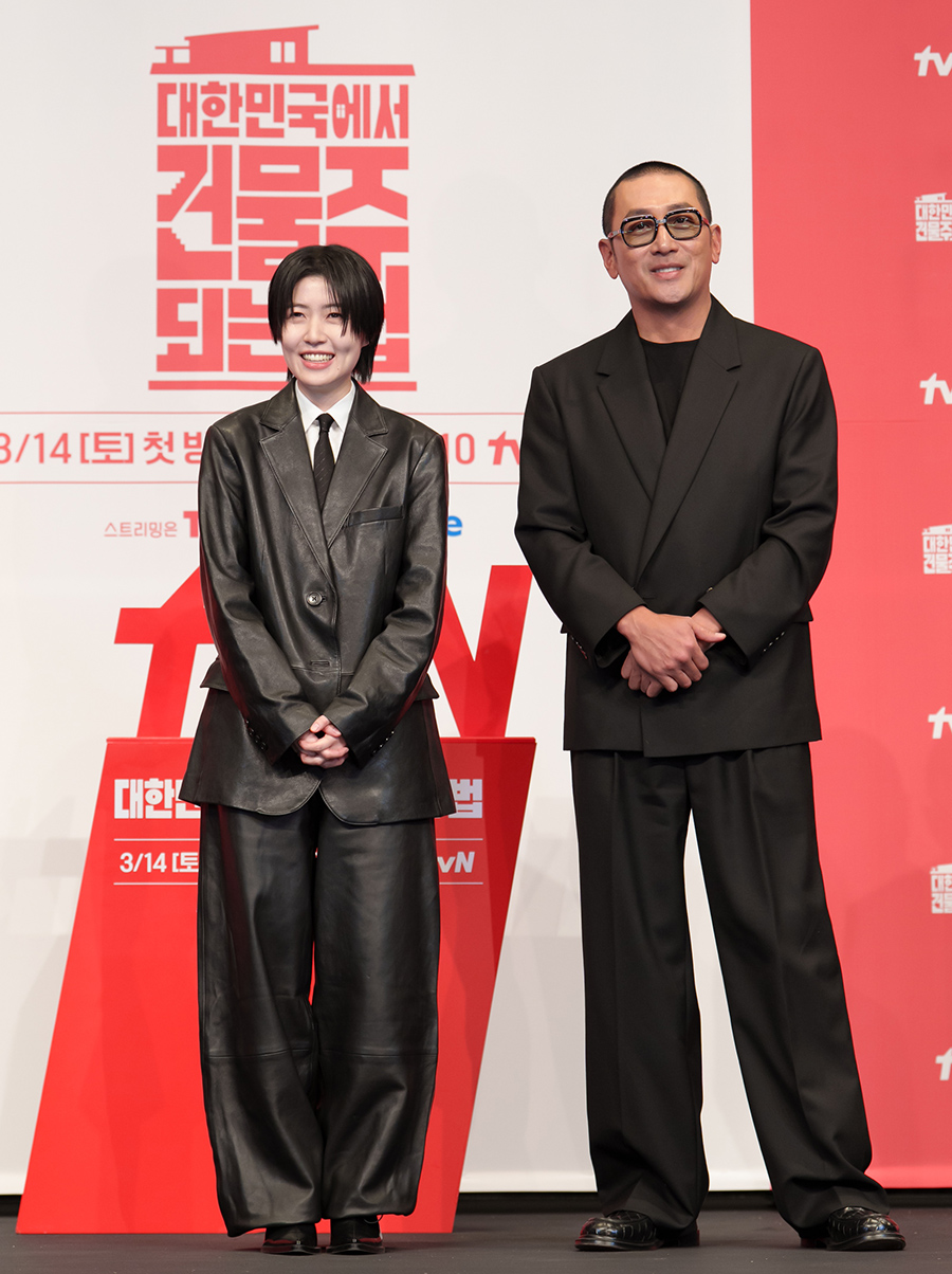 【フォト】ハ・ジョンウ＆シム・ウンギョン、強烈な2ショット…ノワール感をかもし出す