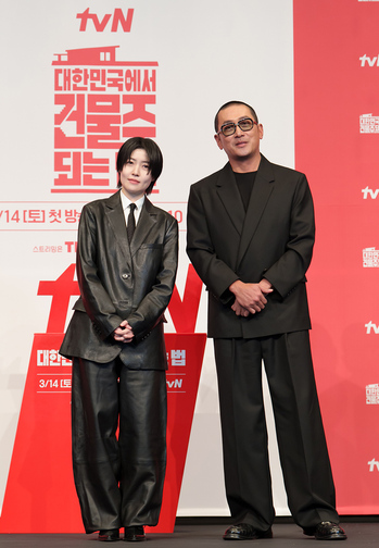 【フォト】ハ・ジョンウ&シム・ウンギョン、強烈な2ショット…ノワール感をかもし出す