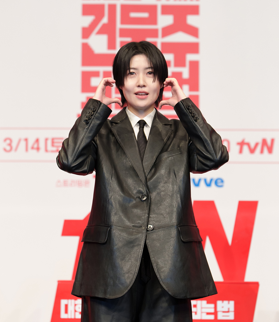 【フォト】悪役に挑戦するシム・ウンギョン、レザーのスーツ姿がシック