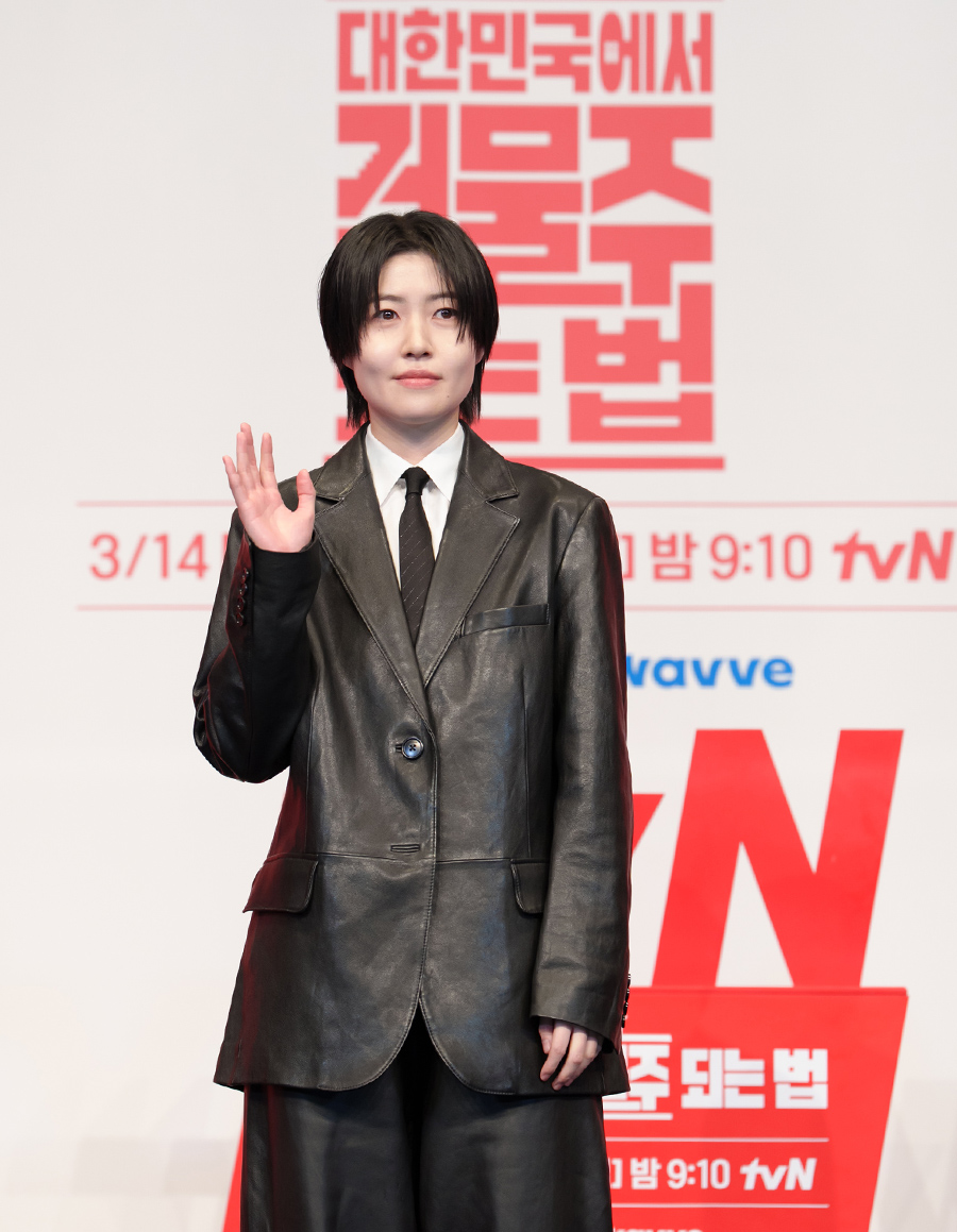 【フォト】悪役に挑戦するシム・ウンギョン、レザーのスーツ姿がシック