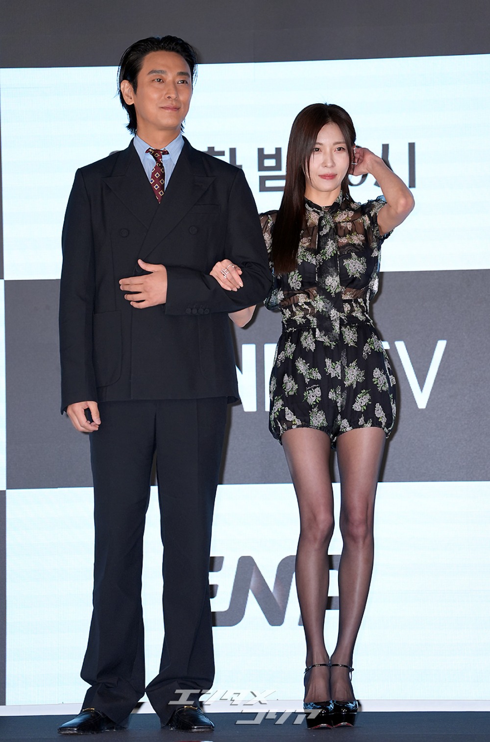 【フォト】チュ・ジフン＆ハ・ジウォン、お似合い2ショット　「夫婦の演技、期待してください」