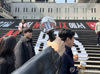 BTS公式ペンライトが入手困難 ソウル・光化門公演控え品薄に