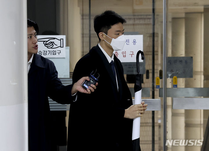 【フォト】控訴審の判決公判を終えた「薬物使用疑惑」のチョン・ウウォン氏