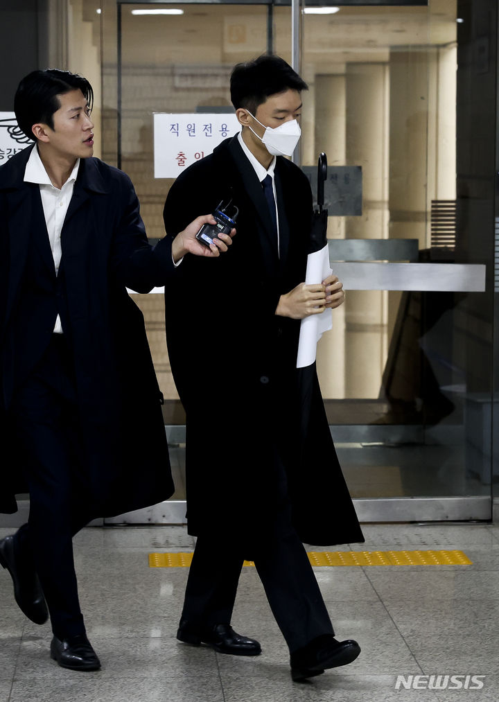 【フォト】控訴審の判決公判を終えた「薬物使用疑惑」のチョン・ウウォン氏