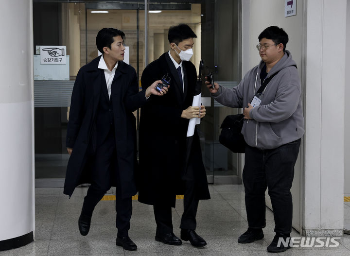 【フォト】控訴審の判決公判を終えた「薬物使用疑惑」のチョン・ウウォン氏