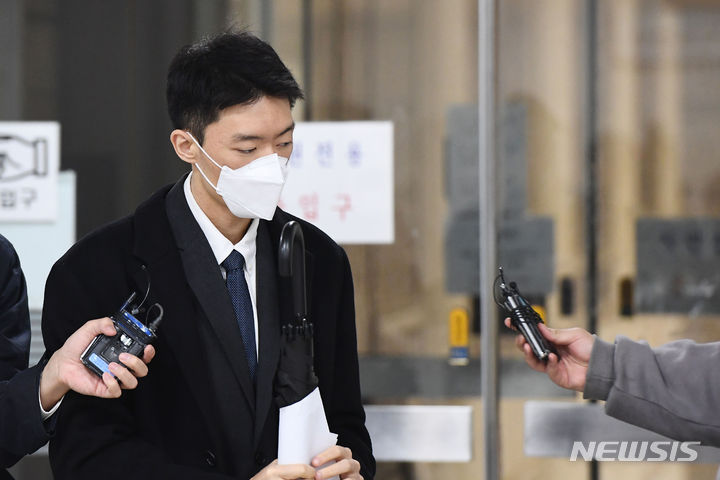 【フォト】控訴審の判決公判を終えた「薬物使用疑惑」のチョン・ウウォン氏