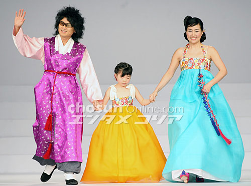 【フォト】ホン・ソボム、チョ・ガプキョン夫婦と娘