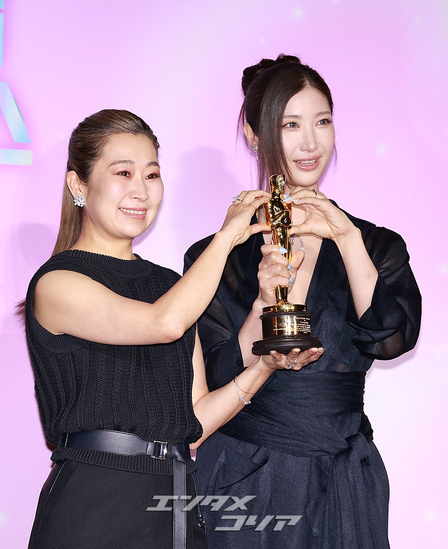 【フォト】マギー・カン監督＆EJAE、オスカー像を手にハートのポーズ