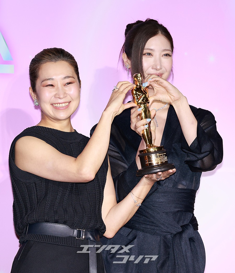 【フォト】マギー・カン監督＆EJAE、オスカー像を手にハートのポーズ
