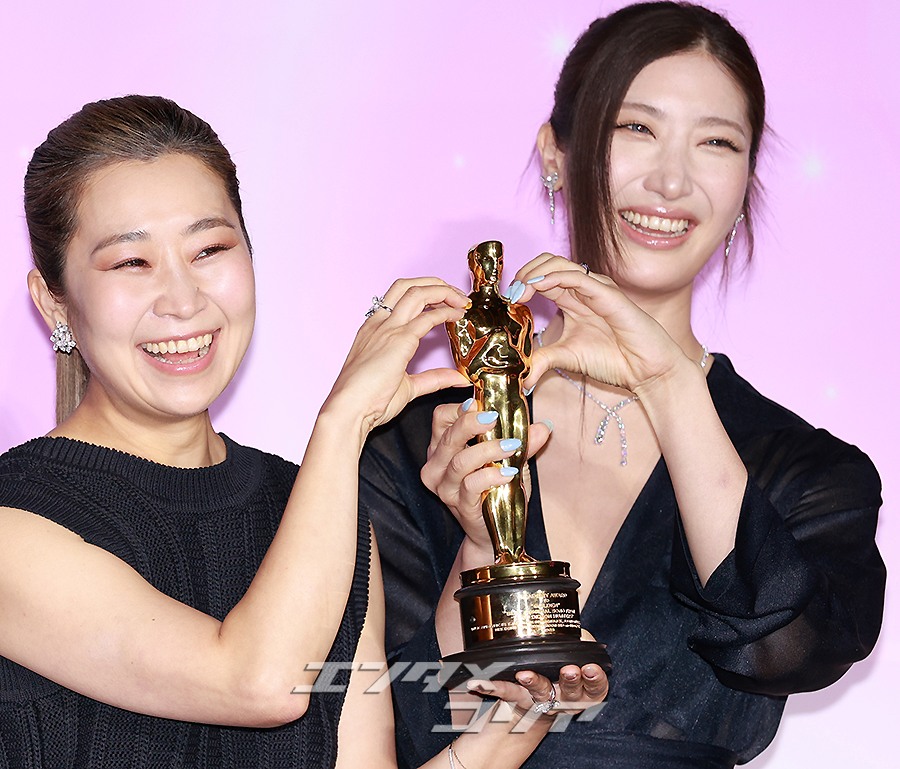 【フォト】マギー・カン監督＆EJAE、オスカー像を手にハートのポーズ