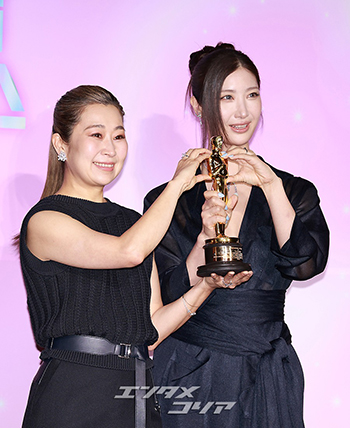 【フォト】マギー・カン監督&EJAE、オスカー像を手にハートのポーズ