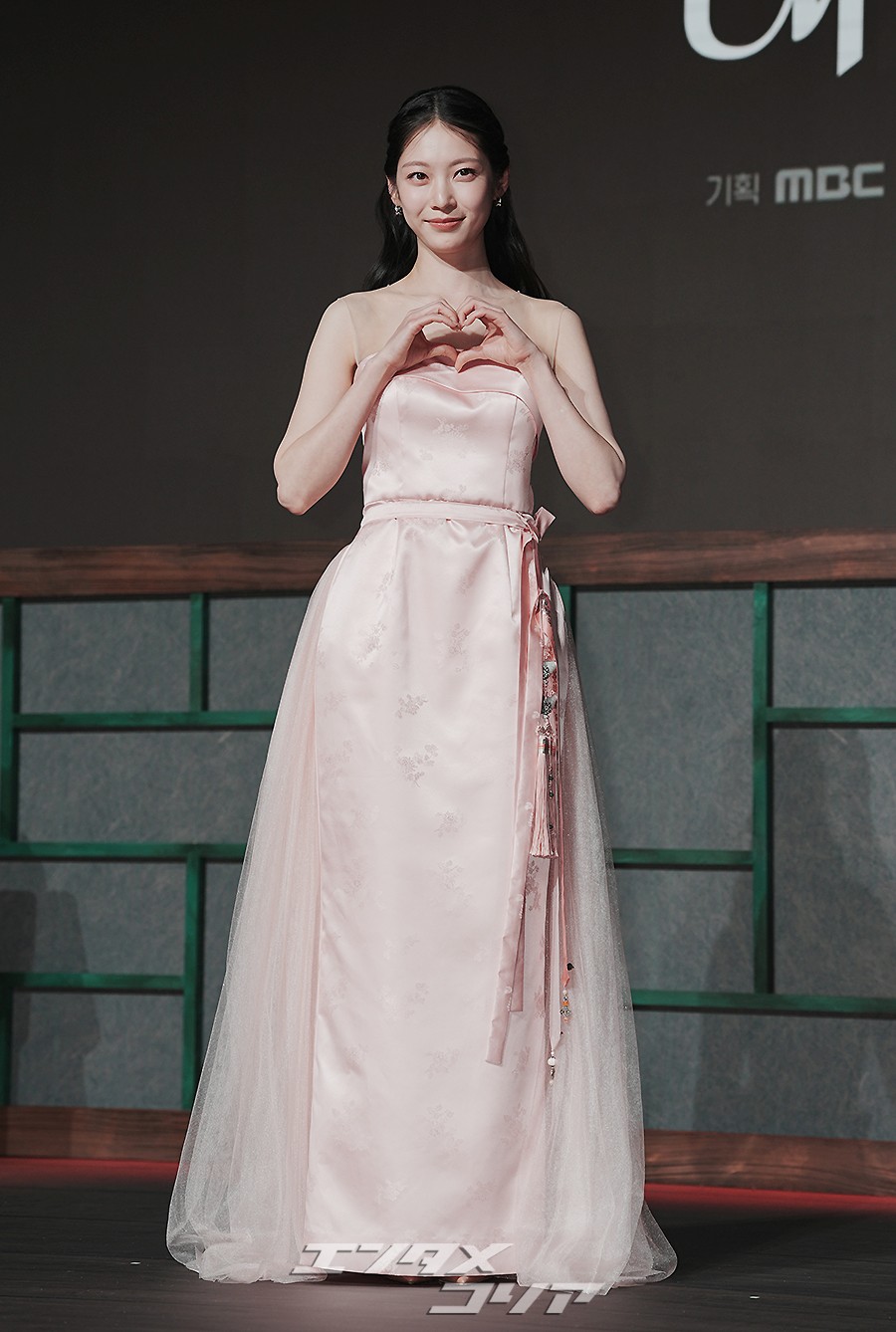 【フォト】「優雅さの結晶」コン・スンヨン、ピンクの韓服ドレスでまばゆいスタイル