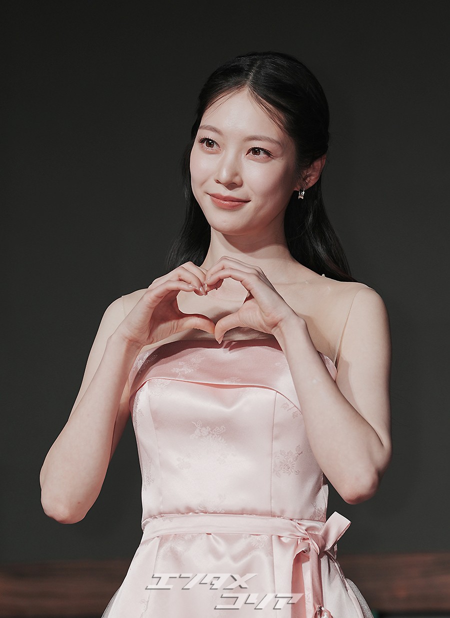 【フォト】「優雅さの結晶」コン・スンヨン、ピンクの韓服ドレスでまばゆいスタイル