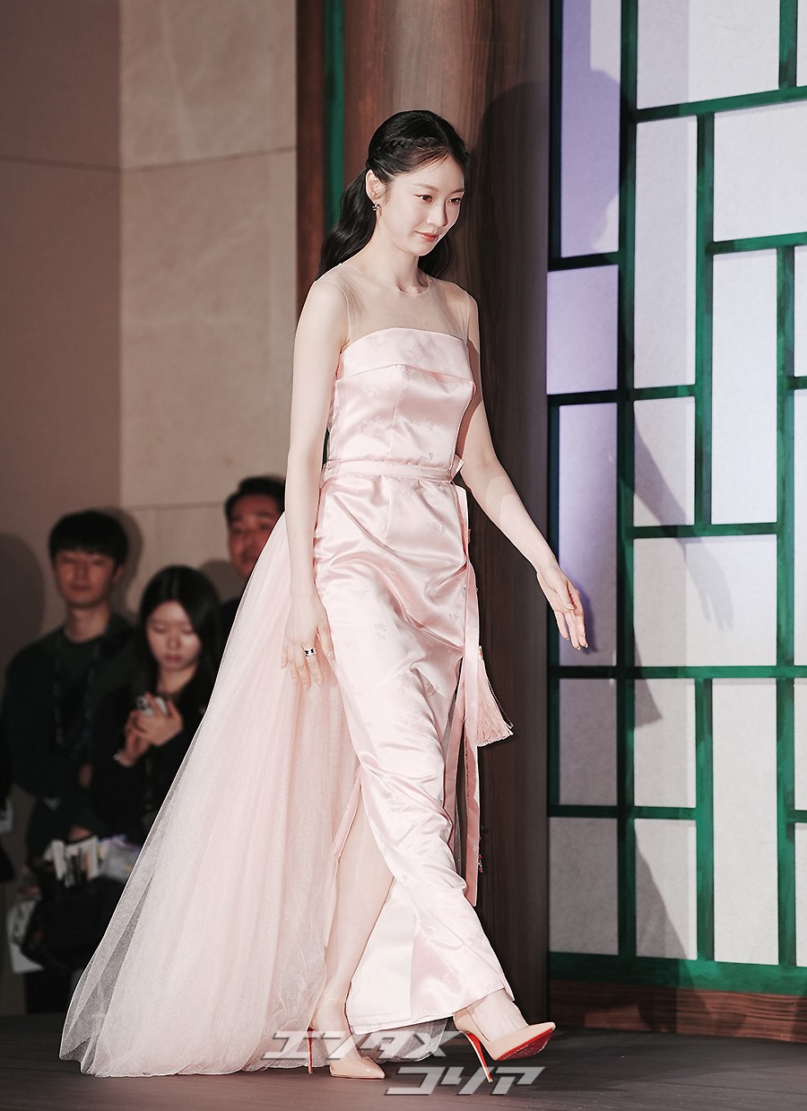 【フォト】「優雅さの結晶」コン・スンヨン、ピンクの韓服ドレスでまばゆいスタイル