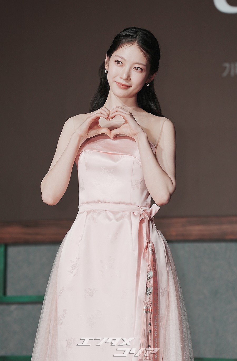 【フォト】「優雅さの結晶」コン・スンヨン、ピンクの韓服ドレスでまばゆいスタイル