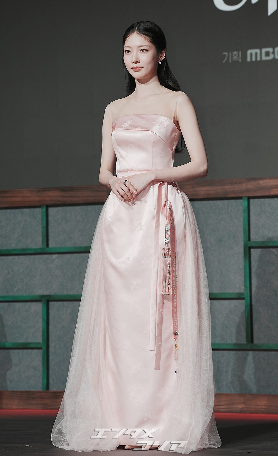 【フォト】「優雅さの結晶」コン・スンヨン、ピンクの韓服ドレスでまばゆいスタイル