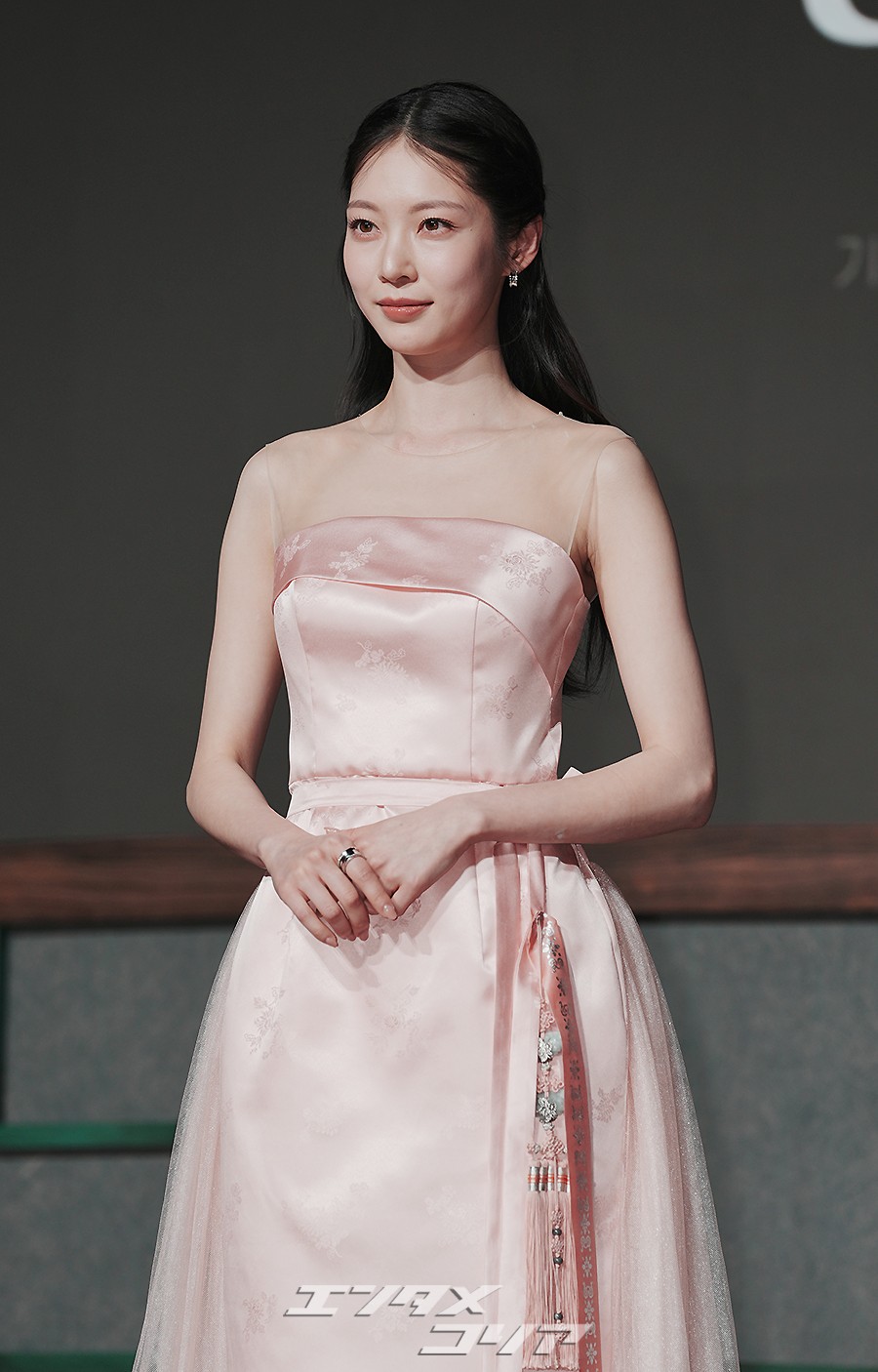 【フォト】「優雅さの結晶」コン・スンヨン、ピンクの韓服ドレスでまばゆいスタイル