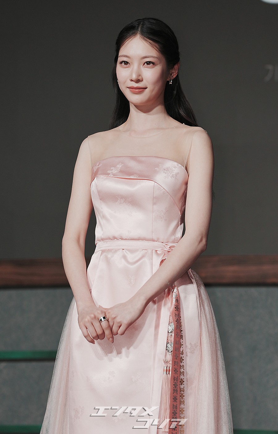 【フォト】「優雅さの結晶」コン・スンヨン、ピンクの韓服ドレスでまばゆいスタイル