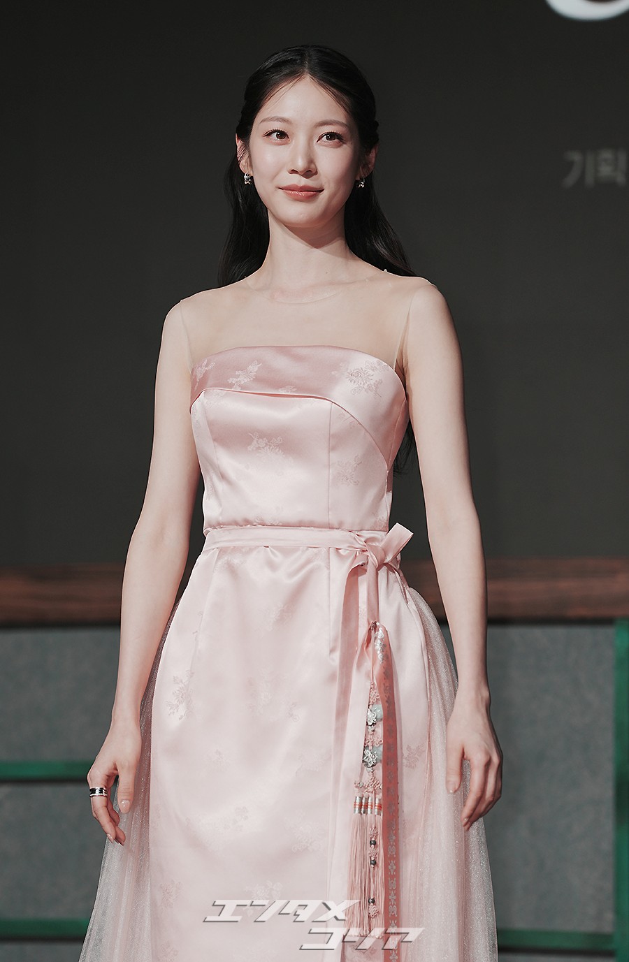 【フォト】「優雅さの結晶」コン・スンヨン、ピンクの韓服ドレスでまばゆいスタイル