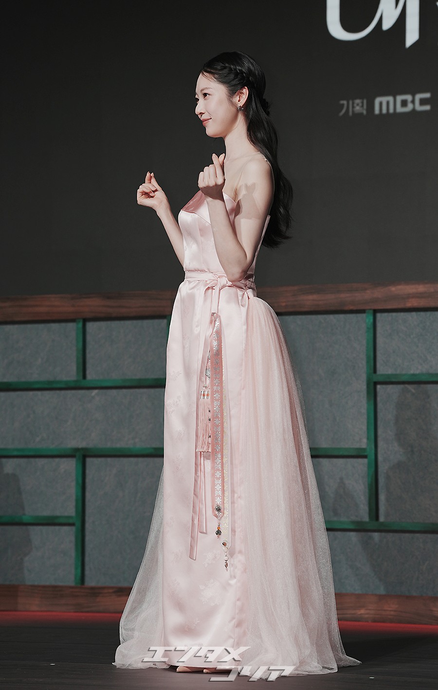 【フォト】「優雅さの結晶」コン・スンヨン、ピンクの韓服ドレスでまばゆいスタイル
