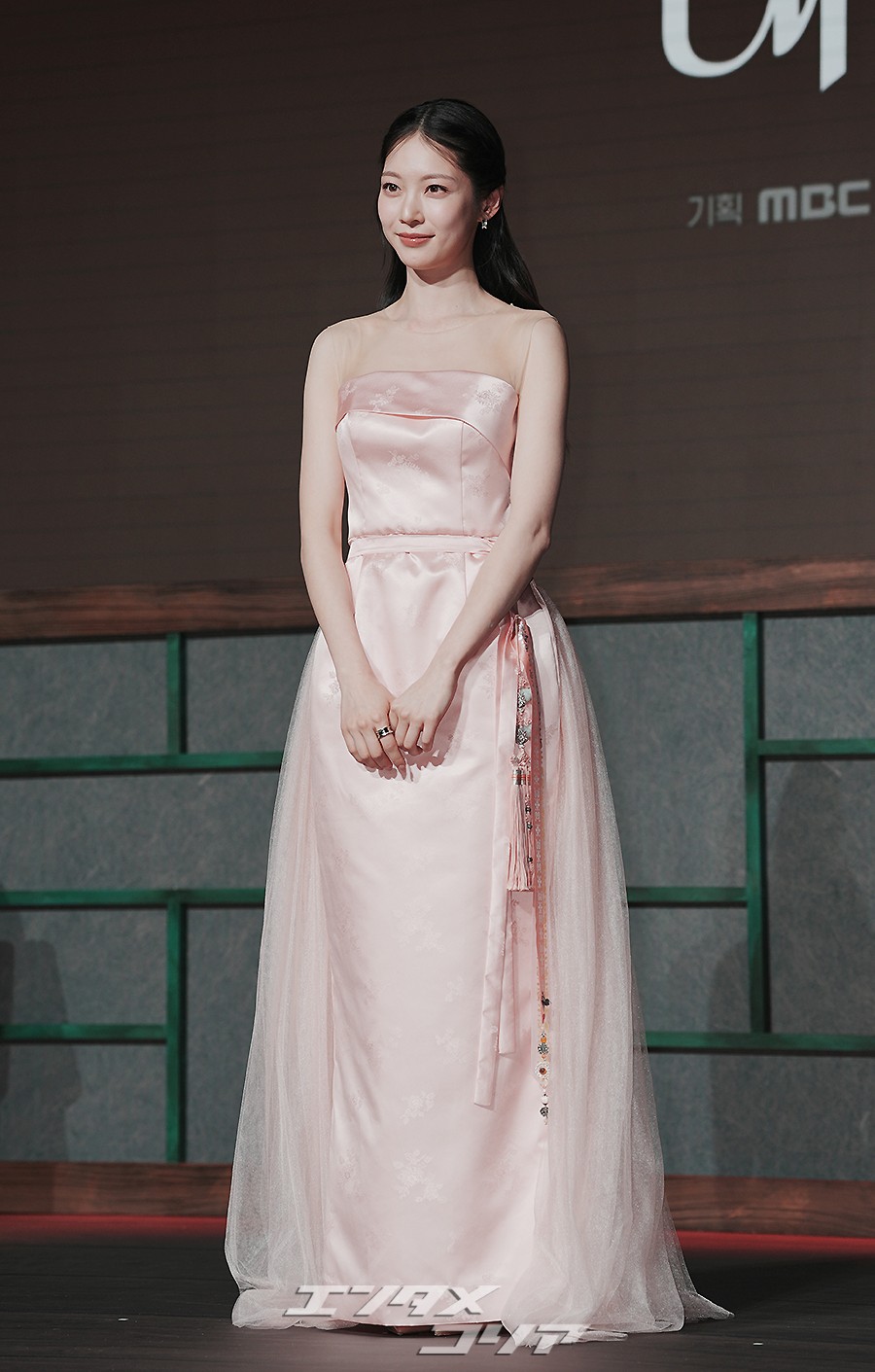 【フォト】「優雅さの結晶」コン・スンヨン、ピンクの韓服ドレスでまばゆいスタイル