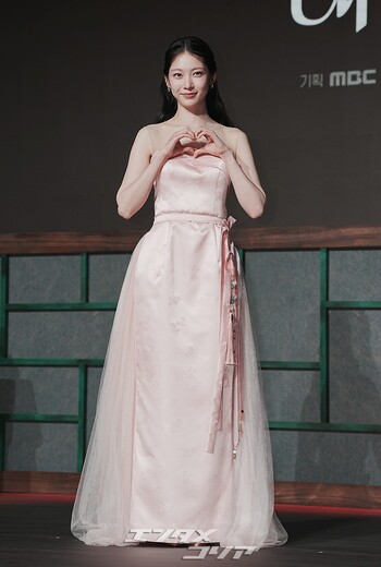 【フォト】「優雅さの結晶」コン・スンヨン、ピンクの韓服ドレスでまばゆいスタイル