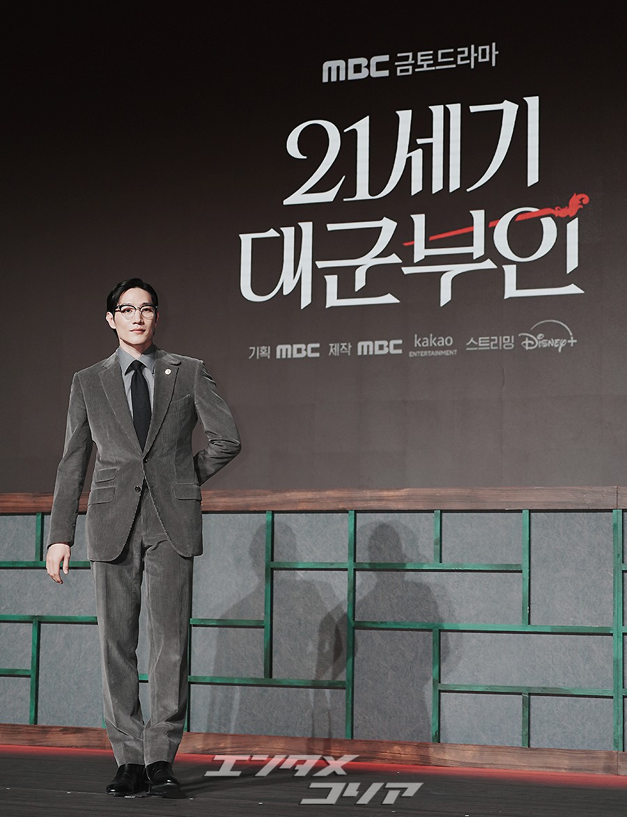 【フォト】ノ・サンヒョン、『21世紀の大君夫人』で冷徹な首相に変身