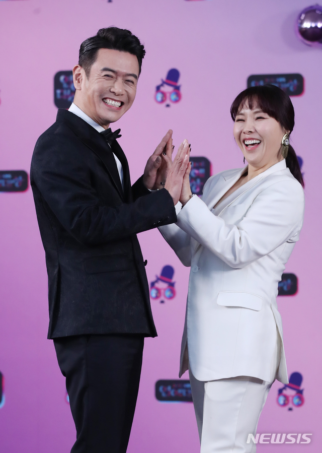 【フォト】キム・デヒ＆シン・ボンソン　フォトタイムに「和気あいあい」