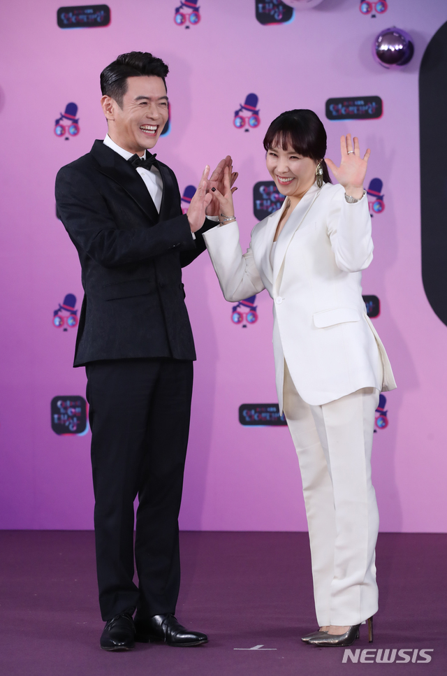 【フォト】キム・デヒ＆シン・ボンソン　フォトタイムに「和気あいあい」