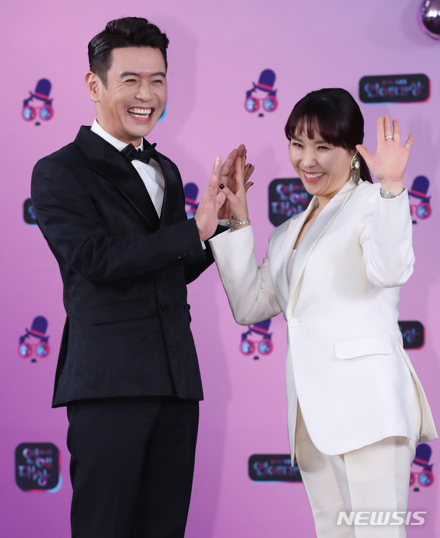 【フォト】キム・デヒ＆シン・ボンソン　フォトタイムに「和気あいあい」