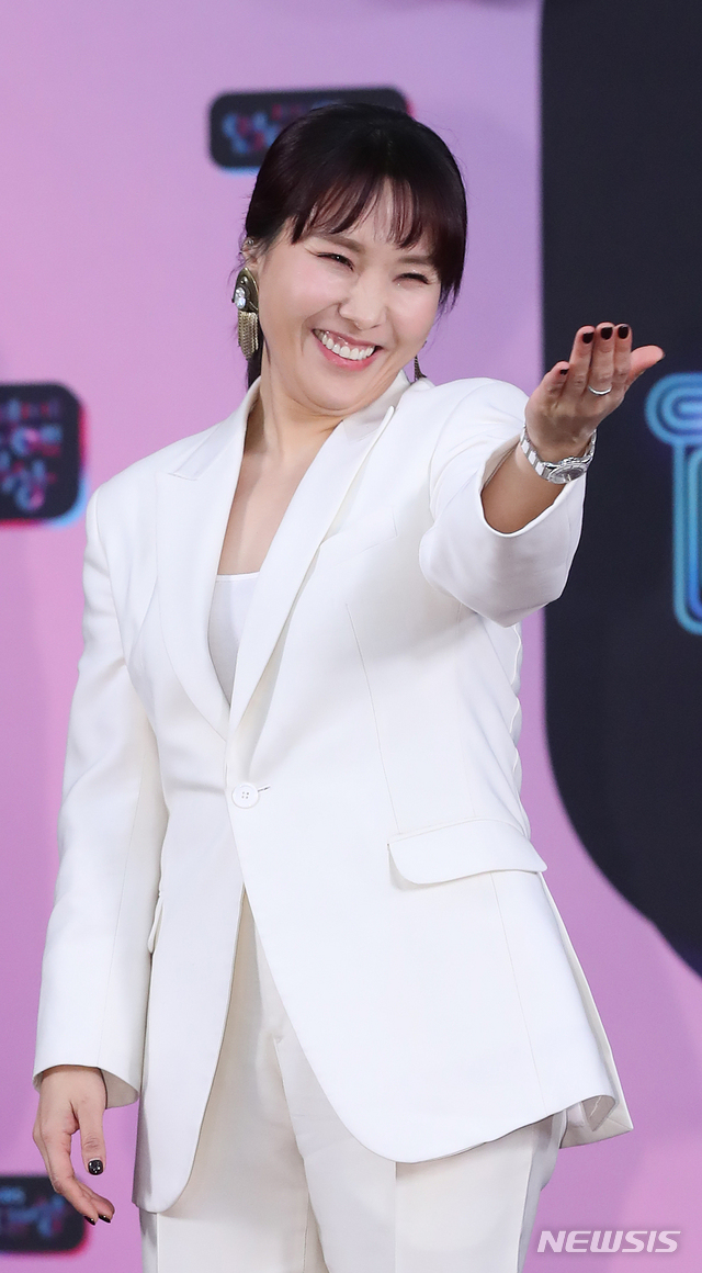 【フォト】キム・デヒ＆シン・ボンソン　フォトタイムに「和気あいあい」