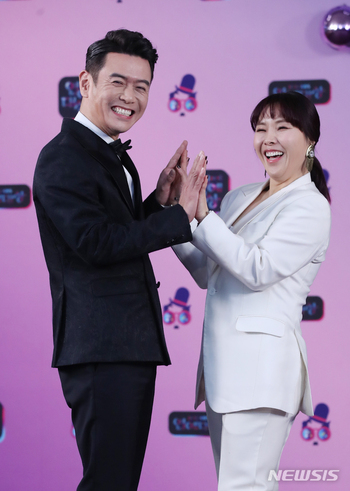 【フォト】キム・デヒ&シン・ボンソン フォトタイムに「和気あいあい」