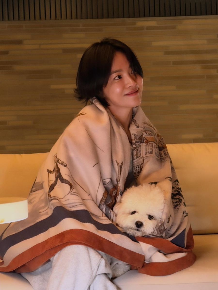 髪がはねた姿も愛らしいソン・ヘギョ、毛布でぬくぬく