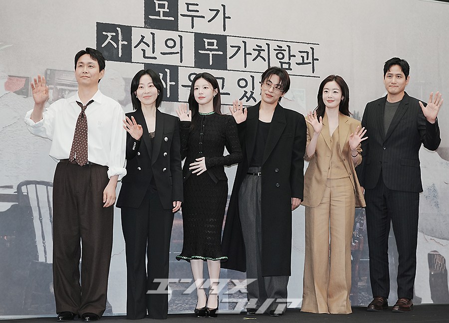 【フォト】ク・ギョファン＆コ・ユンジョン主演『誰だって無価値な自分と闘っている』制作発表会