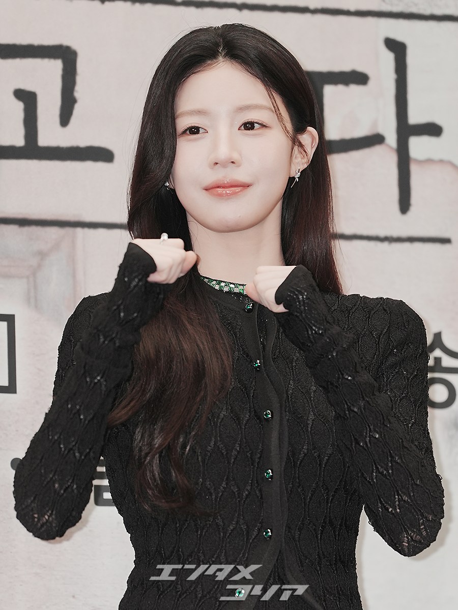 【フォト】コ・ユンジョン、ボディラインが現れる黒のツーピース…ファイターのポーズもキレイ