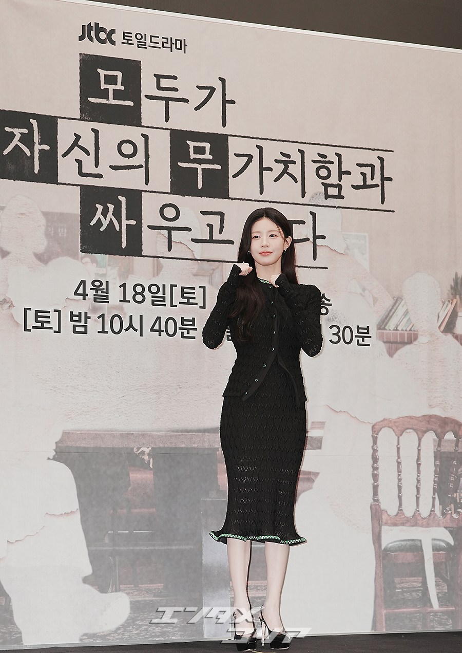 【フォト】コ・ユンジョン、ボディラインが現れる黒のツーピース…ファイターのポーズもキレイ