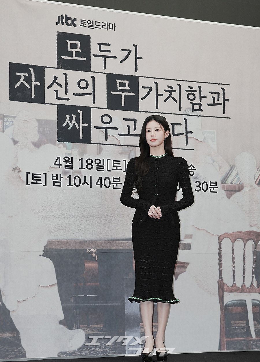 【フォト】コ・ユンジョン、ボディラインが現れる黒のツーピース…ファイターのポーズもキレイ