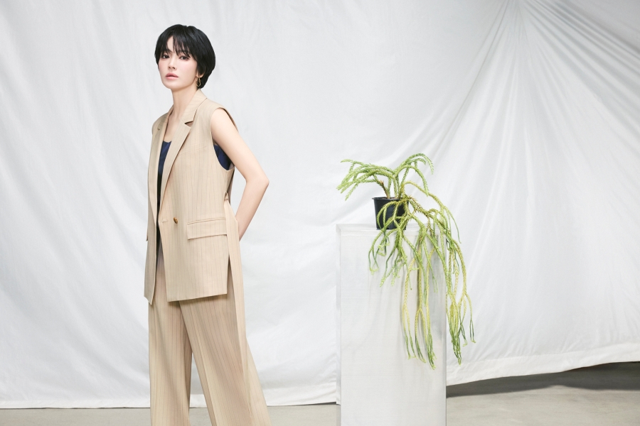 ソン・ヘギョ、まさに控えめな美しさの定番…MICHAAのミニマルな夏コーデ