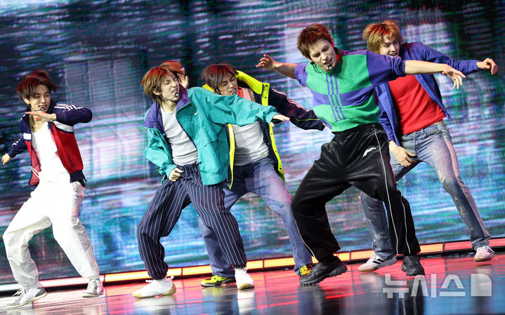 【フォト】新譜のリード曲「REDRED」のステージを披露するCORTIS