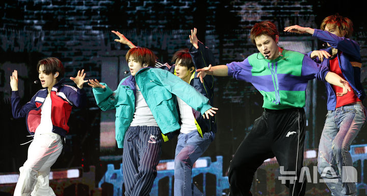 【フォト】新譜のリード曲「REDRED」のステージを披露するCORTIS