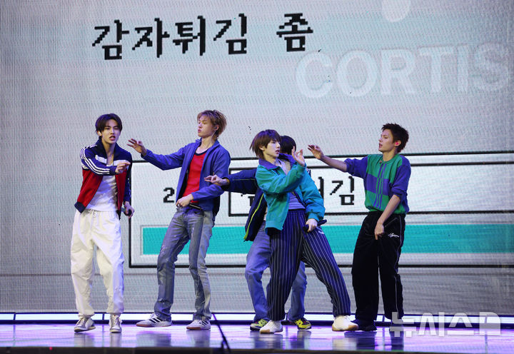 【フォト】新譜のリード曲「REDRED」のステージを披露するCORTIS