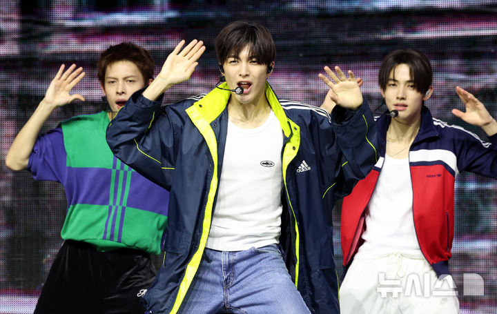 【フォト】新譜のリード曲「REDRED」のステージを披露するCORTIS