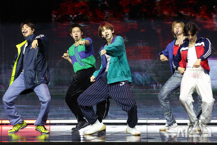 【フォト】新譜のリード曲「REDRED」のステージを披露するCORTIS