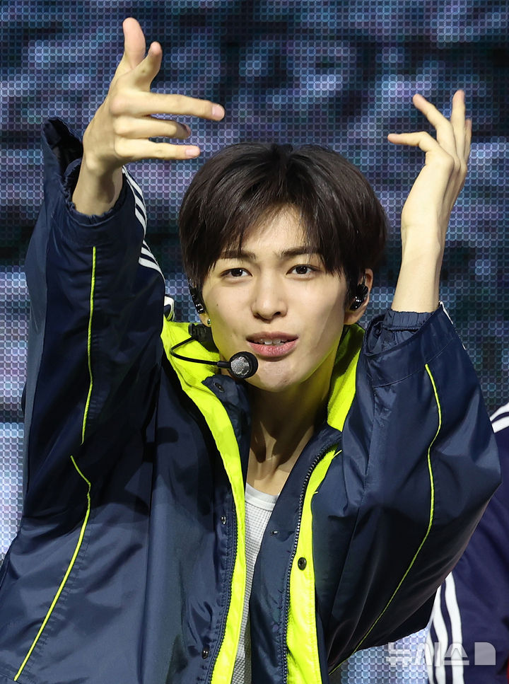 【フォト】新譜のリード曲「REDRED」のステージを披露するCORTIS