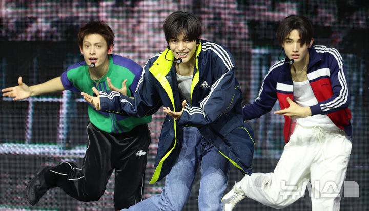 【フォト】新譜のリード曲「REDRED」のステージを披露するCORTIS