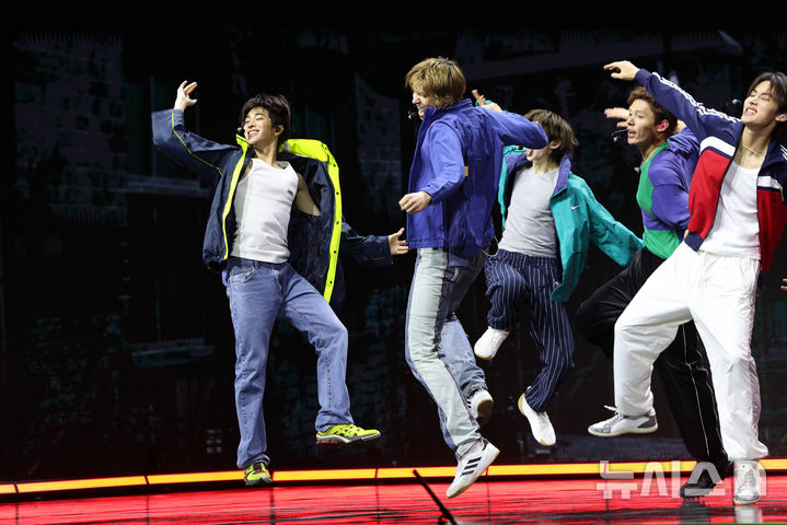 【フォト】新譜のリード曲「REDRED」のステージを披露するCORTIS