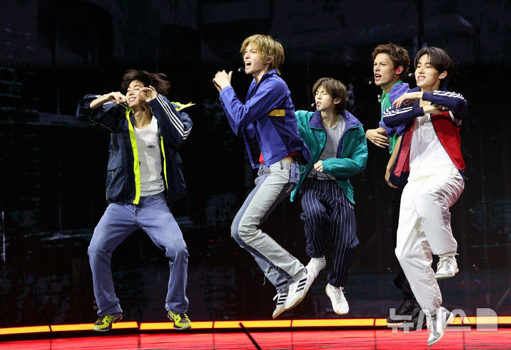 【フォト】新譜のリード曲「REDRED」のステージを披露するCORTIS